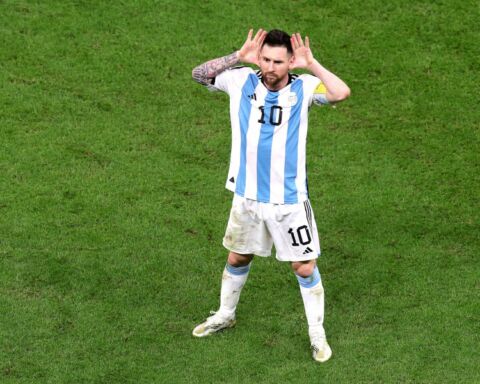 Messi a fazer a celebração de Riquelme das orelhas Topo Giogio