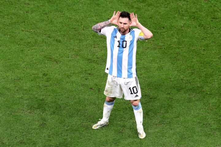 Messi a fazer a celebração de Riquelme das orelhas Topo Giogio