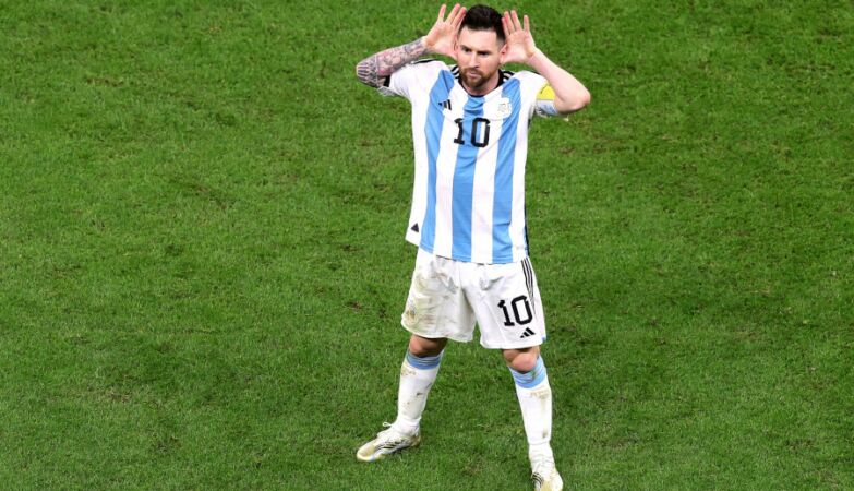Messi a fazer a celebração de Riquelme das orelhas Topo Giogio