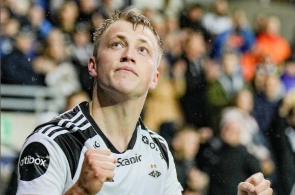 Avançado dinamarquês Casper Tengstedt com a camisola do Rosenborg (Noruega).