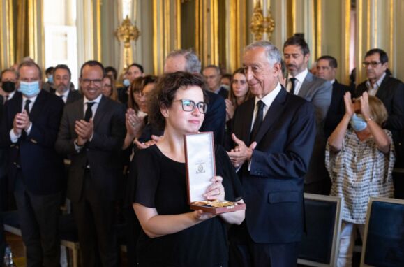 Filha do jornalista Mário Mesquita com condecoração.