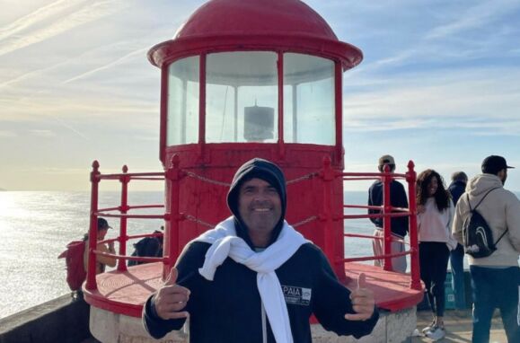 O surfista "Mad Dog" Márcio Freire junto ao farol da Praia do Norte na Nazaré.