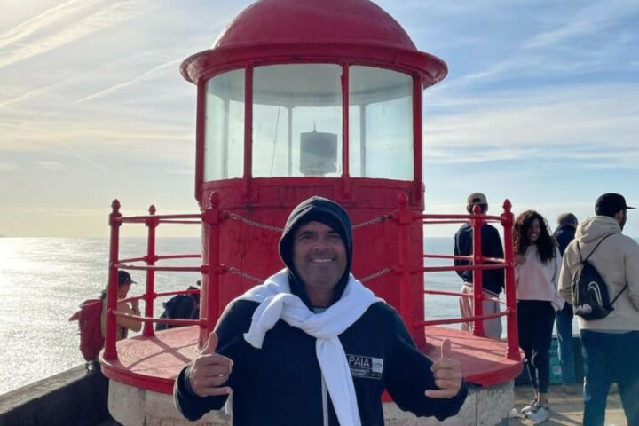 O surfista "Mad Dog" Márcio Freire junto ao farol da Praia do Norte na Nazaré.
