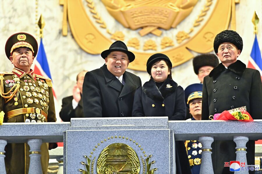 A filha de Kim Jong-Un, Kim Ju Ae, ao lado do pai durante uma parada militar na Coreia do Norte.