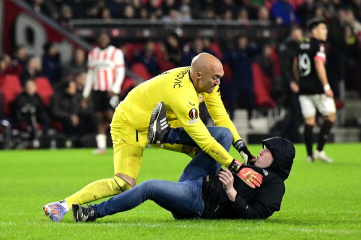 Adepto invadiu relvado e agrediu o guarda-redes do Sevilha, Marko Dmitrovic, que não se ficou.