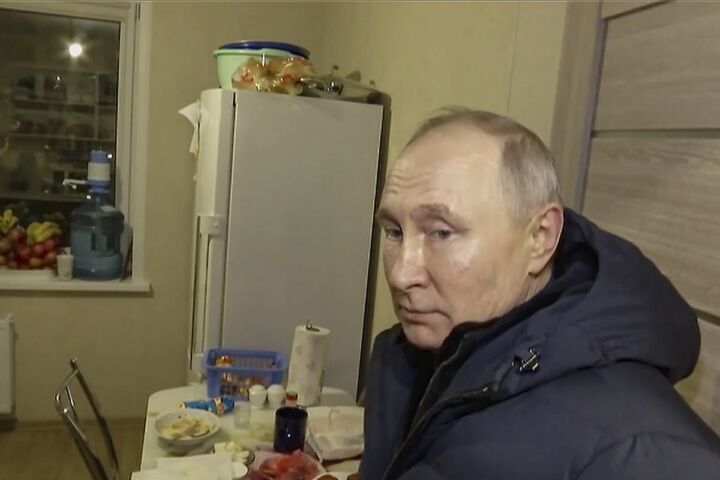 O "ditador" esteve mesmo em Mariupol? Putin nem era Putin e os moradores eram figurantes