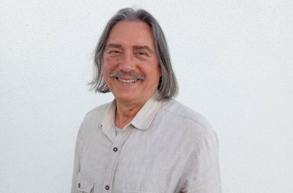 O cartonista Onofre Varela num retrato a sorrir.
