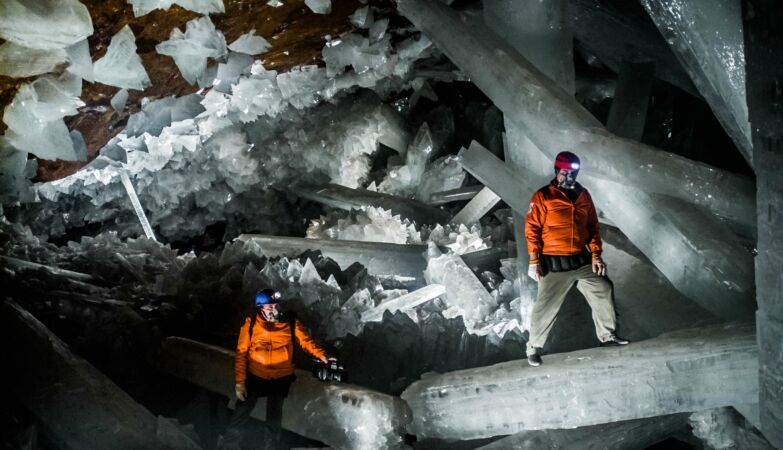 Hay una cueva con cristales seis veces el tamaño de un hombre.