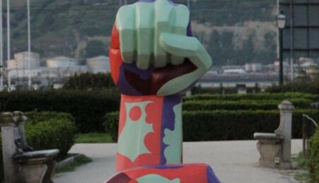 Escultura "Manguito" em frente ao Palácio de Belém em Lisboa.