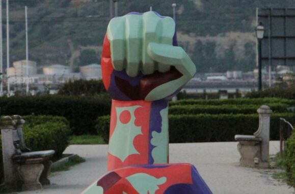 Escultura "Manguito" em frente ao Palácio de Belém em Lisboa.