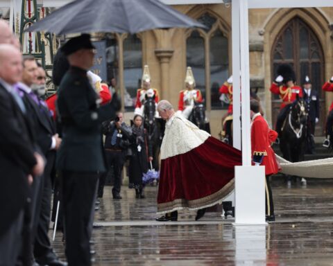 O Rei Carlos III à chegada para a sua cerimónia de coroação.