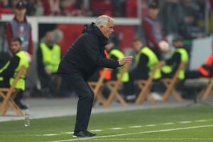 O treinador José Mourinho dá indicações no relvado.