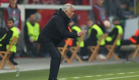 O treinador José Mourinho dá indicações no relvado.