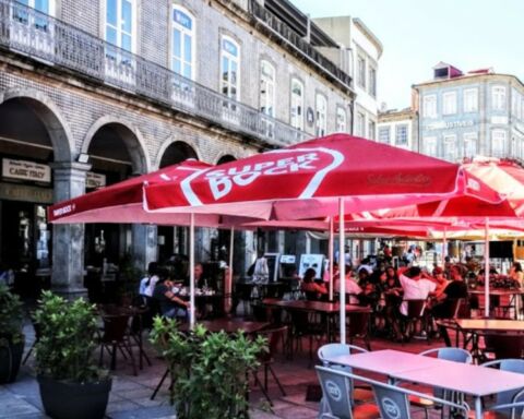 Entrada do Caffe Italy em Braga com cadeiras e mesas na esplanada.