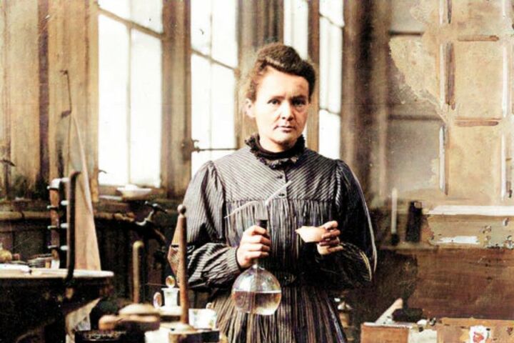 Marie Curie, a mãe da física moderna, teve de ser sepultada num caixão de chumbo