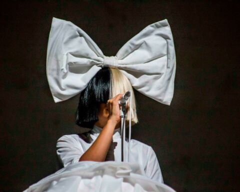 A cantora Sia durante um concerto.