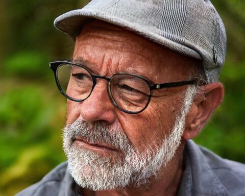 O escritor Joel Neto de óculos e boné cinzento, com ar sério.