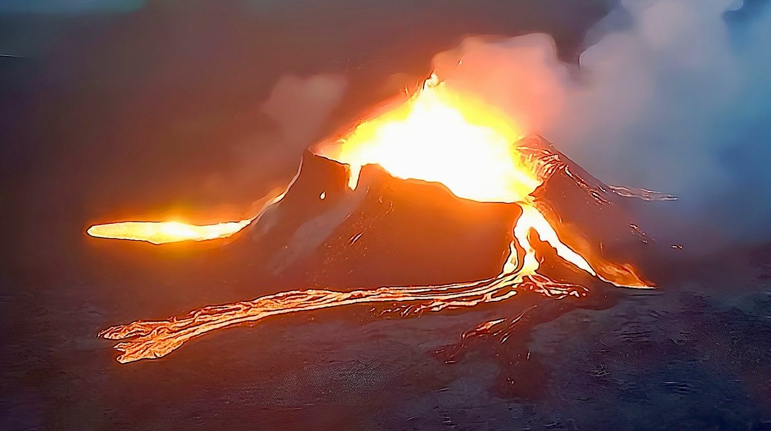 Вулканические образуются в результате. Извержение вулкана в Исландии 2023. Рейкьянес вулкан. Извержение вулкана в Исландии Эйяфьятлайокудль. Извержение вулкана Рейкьянес в Исландии.