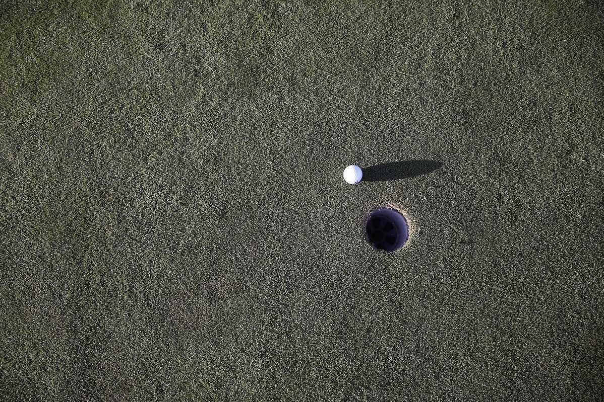 Activistas climáticos llenan con cemento los hoyos de 10 campos de golf