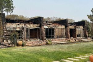 Alojamento de turismo rural Teima, em Vale Juncal, Odemira, ficou destruído pelo incêndio.