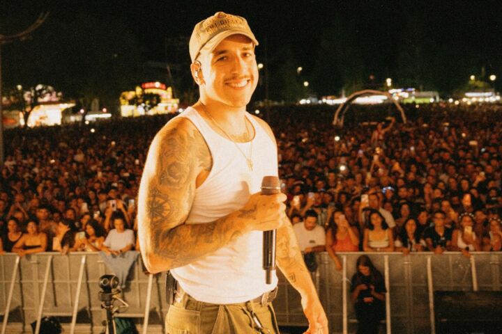 O cantor Fernando Daniel em concerto.