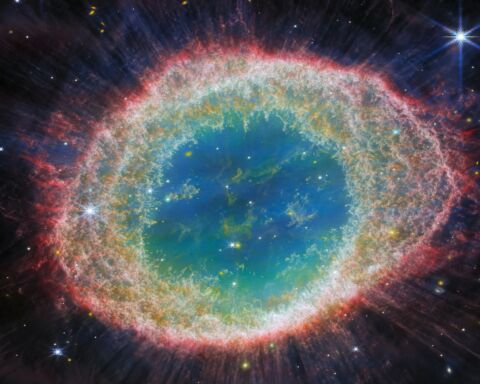 A nova imagem da Nebulosa do Anel, capturada pela NIRCam do Telescópio James Webb