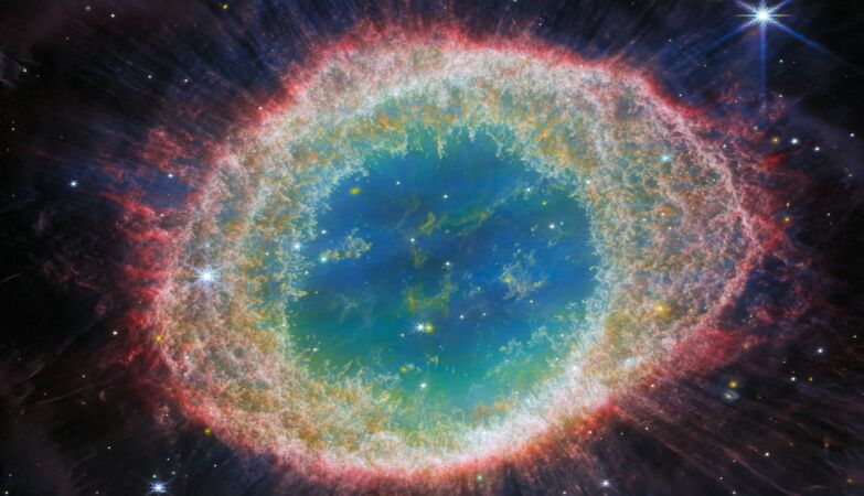 A nova imagem da Nebulosa do Anel, capturada pela NIRCam do Telescópio James Webb