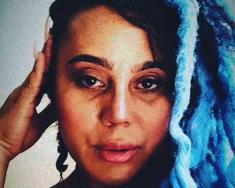 Rosto da actriz e activista transexual Keyla Brasil com rastas e o cabelo azul.