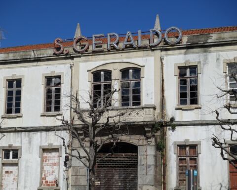 Fachada degradada do antigo Cinema S. Geraldo, em Braga.