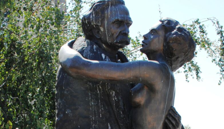 Estátua de Camilo Castelo Branco no Porto agarrado a mulher nua.