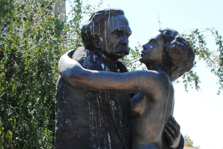 Estátua de Camilo Castelo Branco no Porto agarrado a mulher nua.
