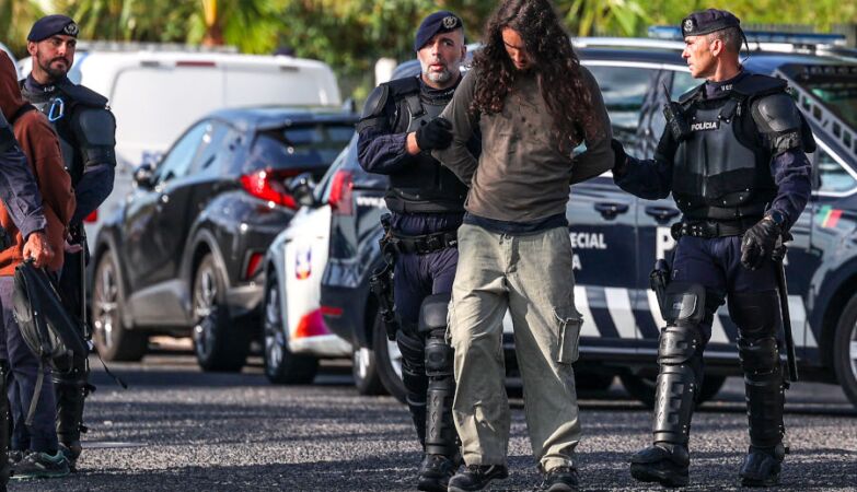 Jovens activistas pelo clima detidos após bloquearem entrada no Conselho de Ministros.