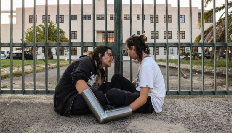 Jovens activistas pelo clima detidos após bloquearem entrada no Conselho de Ministros.