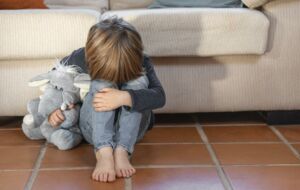 pedofilia abuso sexual abuso infantil criança a chorar