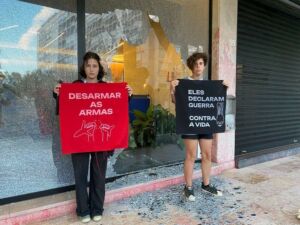 Duas activistas do colectivo ambiental Climáximo partiram vidros da fachada da sede da REN, em Lisboa.