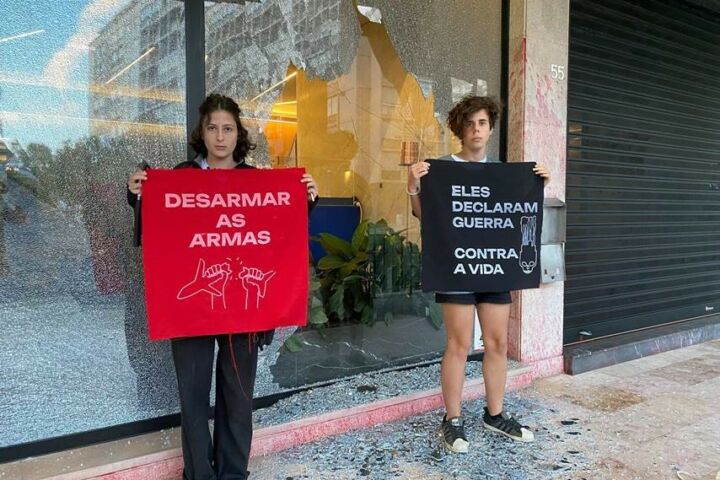 Duas activistas do colectivo ambiental Climáximo partiram vidros da fachada da sede da REN, em Lisboa.