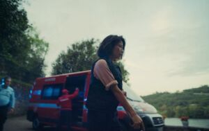 Actriz Jani Zhao com arma na mão numa cena da série "Capitães do Açúcar" na RTP1.