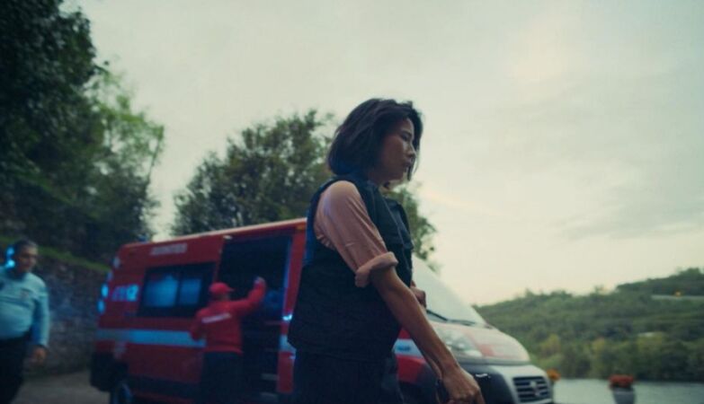 Actriz Jani Zhao com arma na mão numa cena da série "Capitães do Açúcar" na RTP1.
