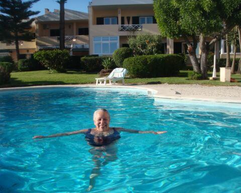 A actriz Maria Vieira na piscina da sua casa.