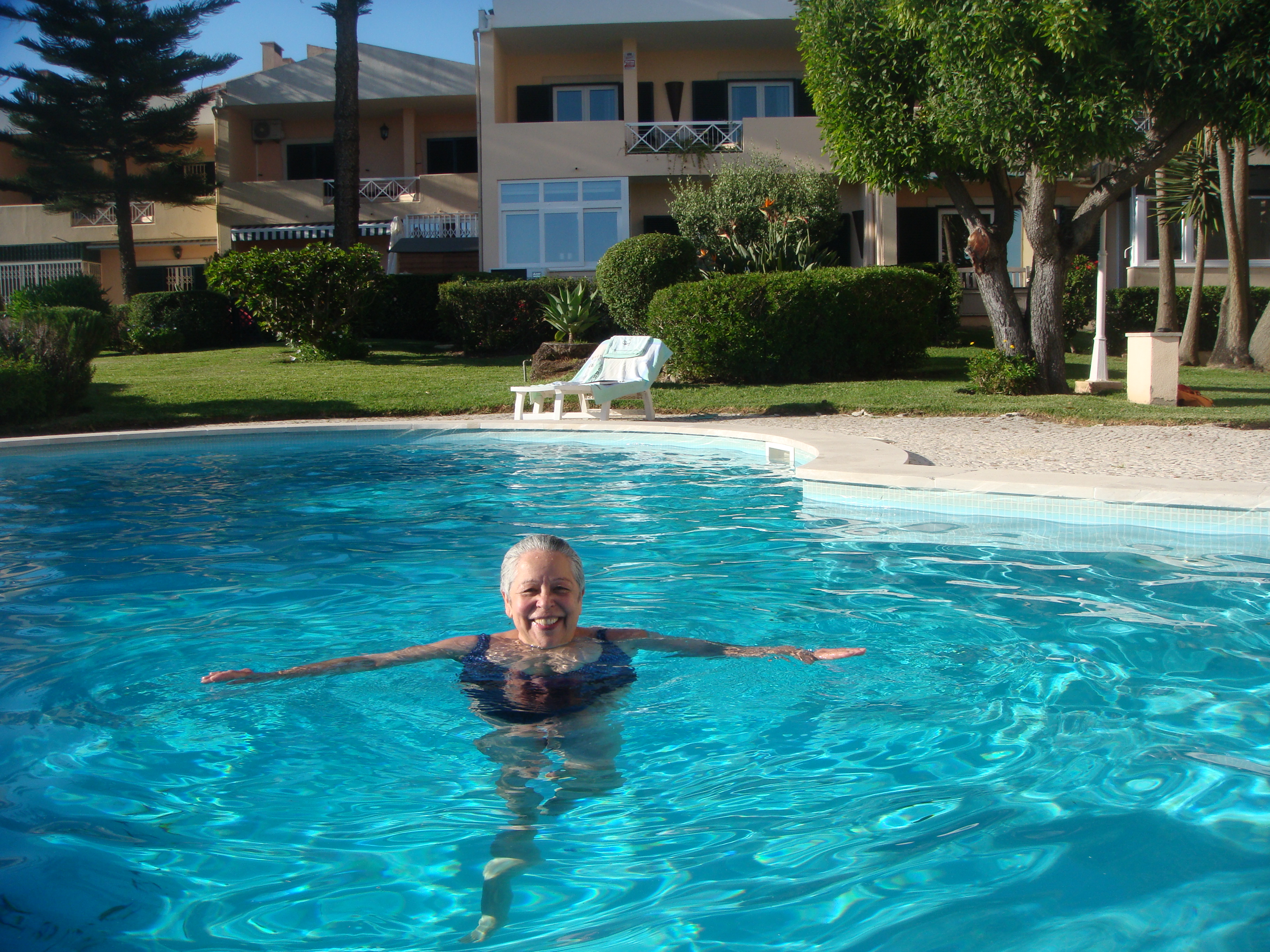 A actriz Maria Vieira na piscina da sua casa.