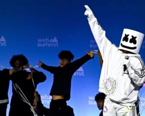 Um impostor disfarçado de DJ Marshmello na Web Summit em Lisboa.