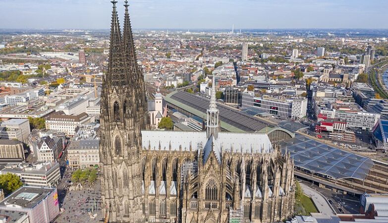 A Catedral de Colónia, Alemanha é um importante destino turístico, e lar do Santuário dos Três Reis Magos, um caixão decorado com ouro e prata que supostamente contém as relíquias dos três reis magos descritos no Novo Testamento