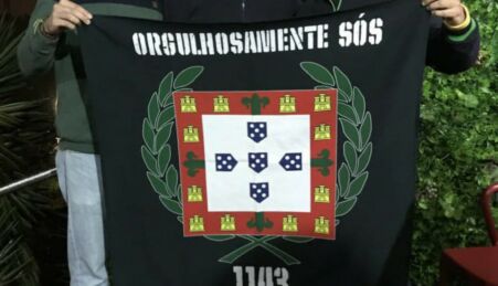 Estandarte a dizer "Orgulhosamente sós" do Grupo neo-nazi 1143.