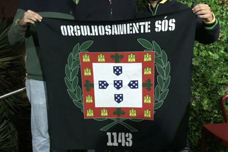 Estandarte a dizer "Orgulhosamente sós" do Grupo neo-nazi 1143.