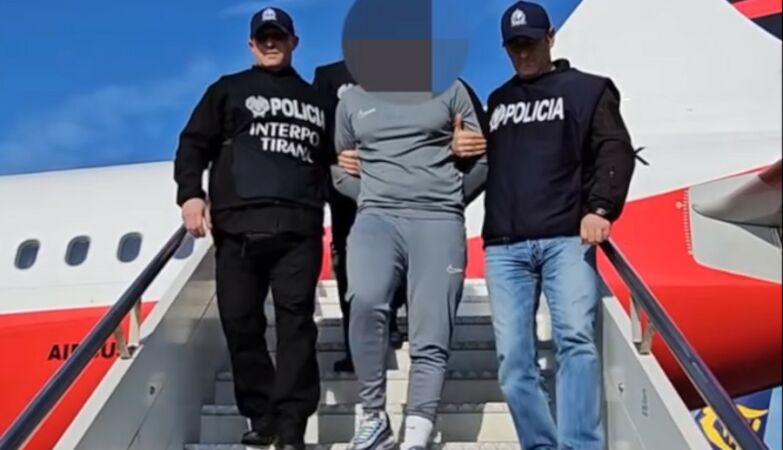O mercenário português Ruben Saraiva a sair do avião, descendo as escadas, na chegada à Albânia para ser detido por suspeitas de matar um político a mando da máfia.