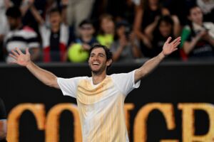 O tenista português Nuno Borges de braços abertos e a sorrir no Open da Austrália.