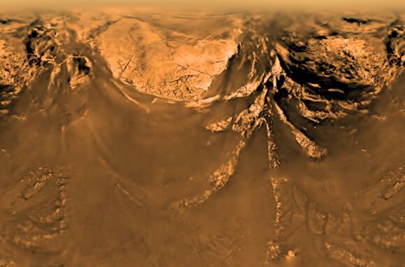 Esta imagem mostra uma projeção achatada (Mercator), obtida pela sonda Huygens, de Titã a 10 quilómetros de altitude. As imagens que compõem esta vista foram capturadas no dia 14 de janeiro de 2005. A sonda Huygens foi entregue a Titã pela nave espacial Cassini.