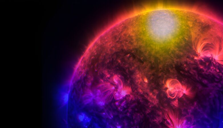 Gráfico da densidade, codificada por cores, de raios gama com energias entre 5 e 150 gigaeletrões-volt por fotão, emitidos pelo Sol entre outubro de 2013 e janeiro de 2015, e registados pelo telescópio Fermi-LAT, da NASA