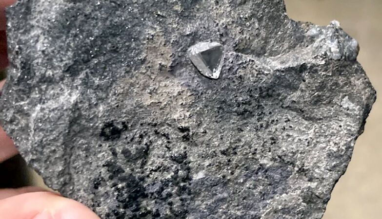 Um diamante incrustado num pedaço de kimberlita como este é considerado uma descoberta rara