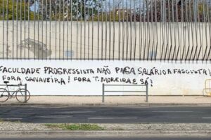 Muro vandalizado visa professores da Faculdade de Ciências Sociais e Humanas (FCSH) da Universidade Nova de Lisboa.